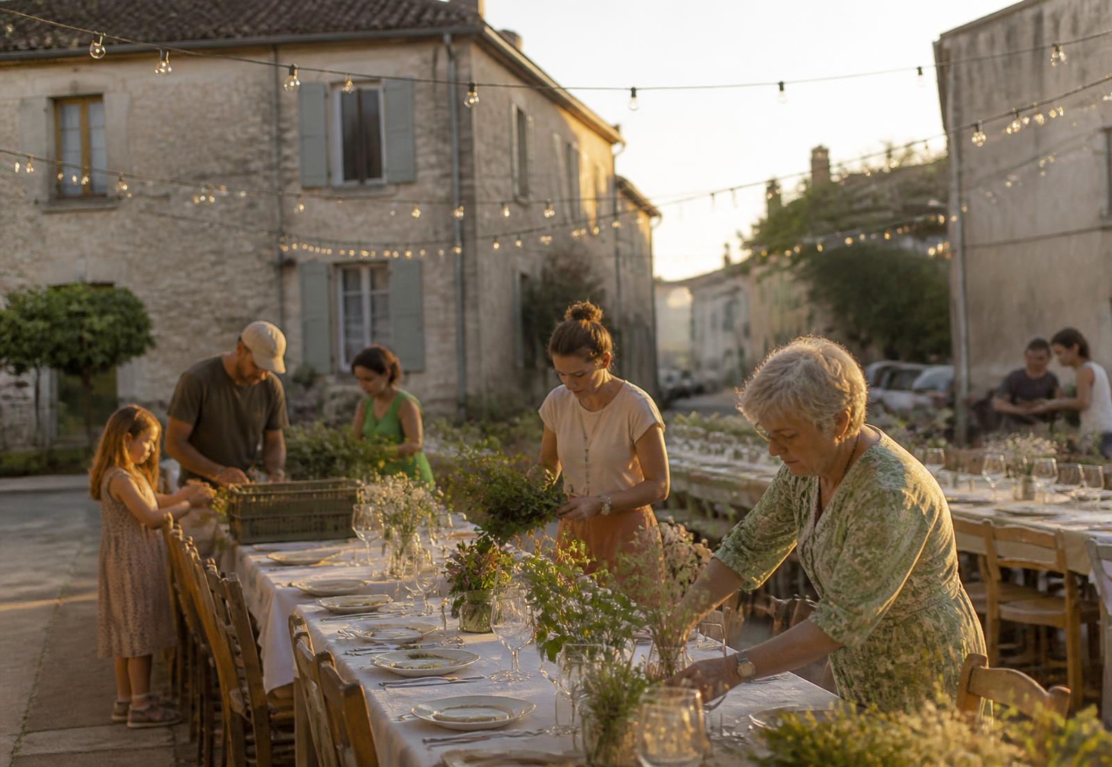 Une fête de village qui se prépare, lumière douce de fin de journée